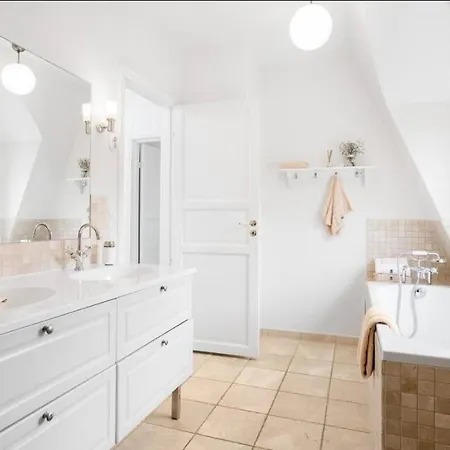Art Filled Townhouse In The Center Of Stavanger