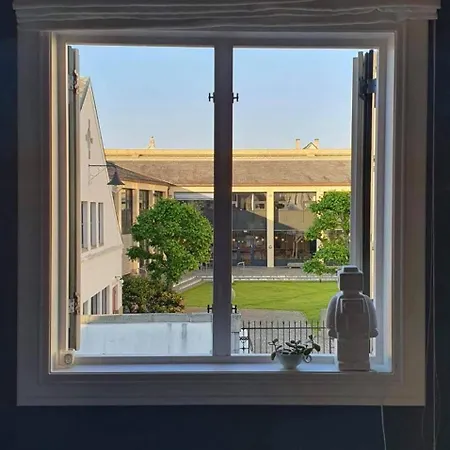 Vila Art Filled Townhouse In The Center Of