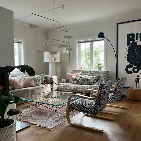 Art Filled Townhouse In The Center Of Vila