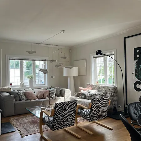 Art Filled Townhouse In The Center Of Vila
