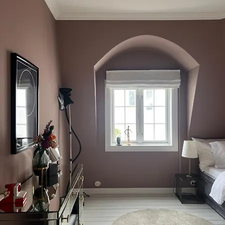 Art Filled Townhouse In The Center Of Vila *
