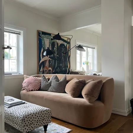 Art Filled Townhouse In The Center Of Vila