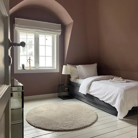 Art Filled Townhouse In The Center Of Vila *