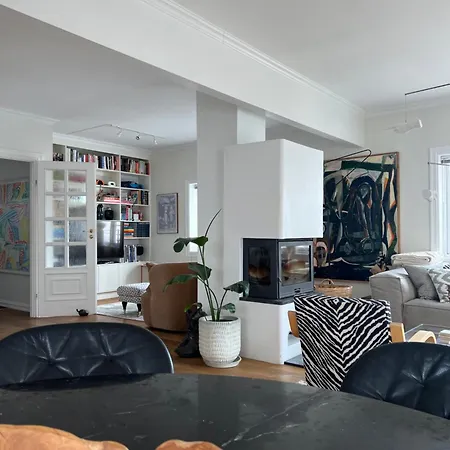 Art Filled Townhouse In The Center Of Stavanger
