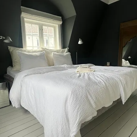 Art Filled Townhouse In The Center Of